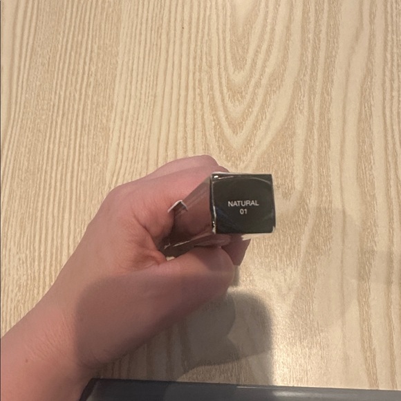 Edward Bess Natural Defining Lip Liner Natural 01 - Picture 4 of 5